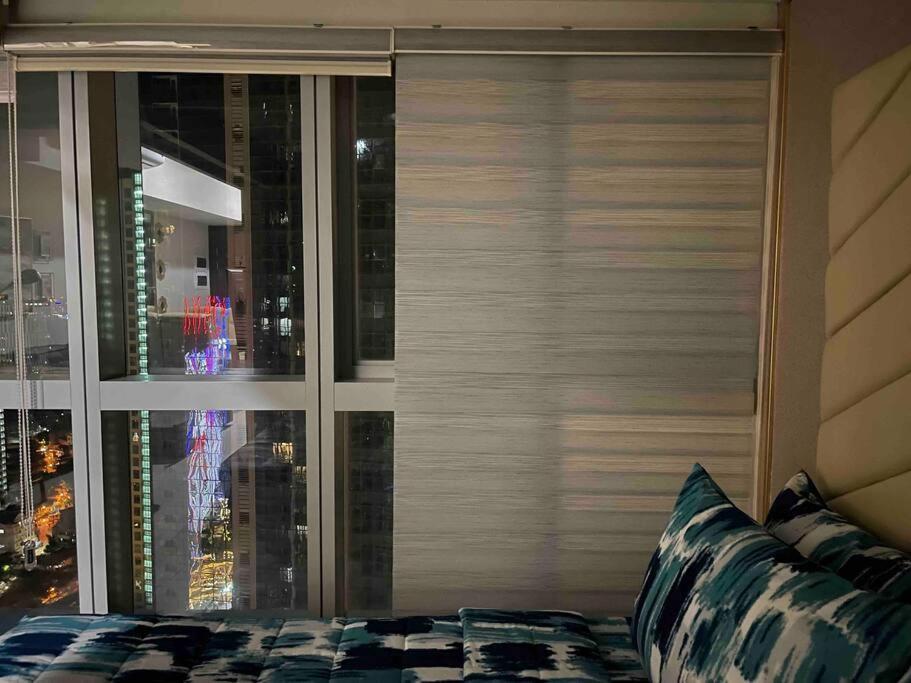 Stylish 1br Uptown Parksuites Bgc, 200mbps/smarttv *