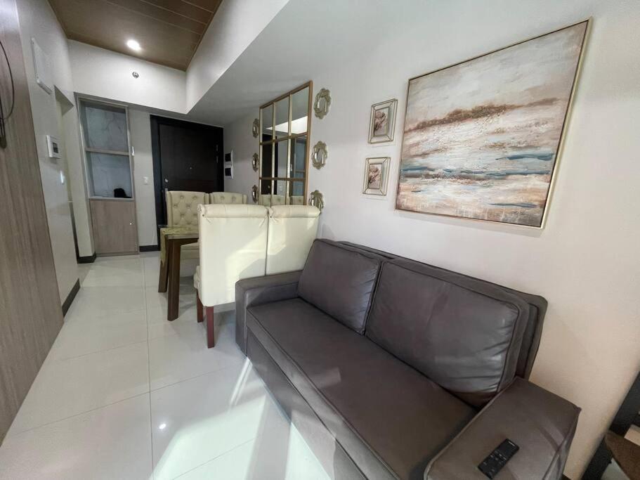 Stylish 1br Uptown Parksuites Bgc, 200mbps/smarttv