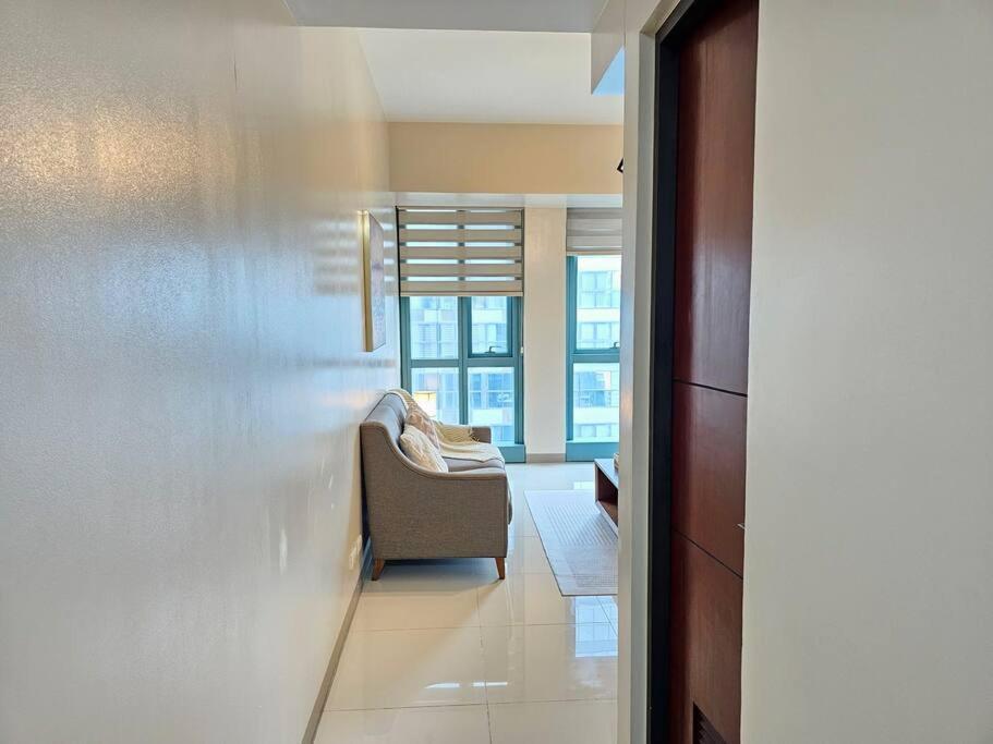 Apartment One Uptown Bgc Modern & Spacious, Great Location, 200mbps & Washer Manila