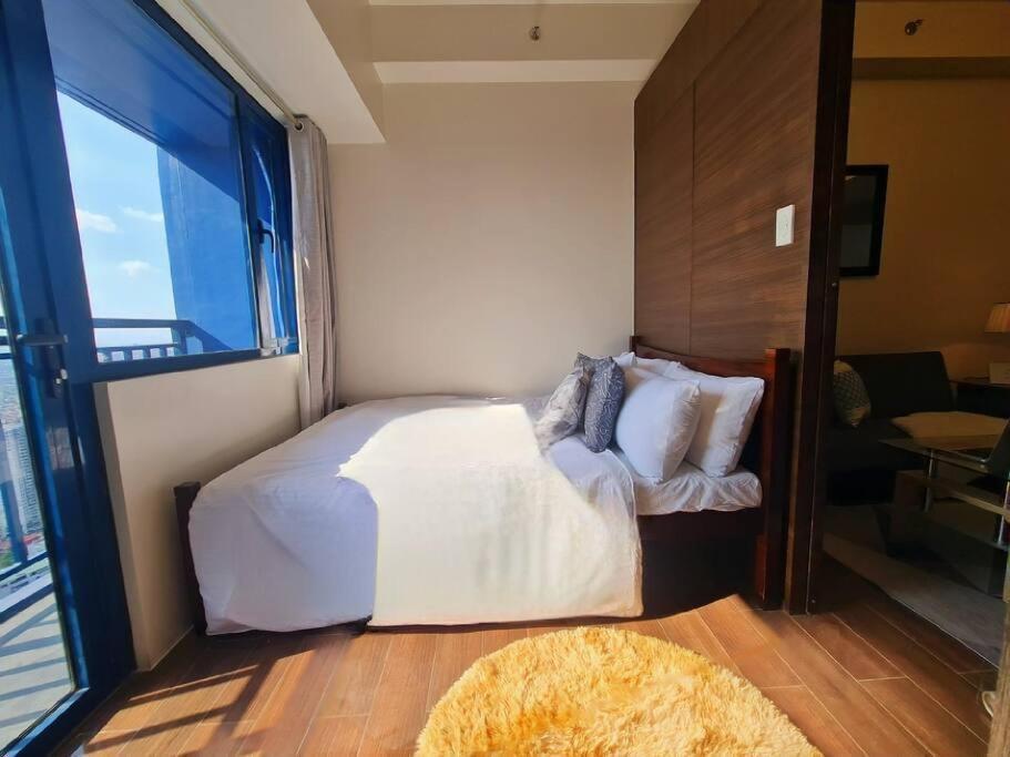Air Residences 50th Apartment *