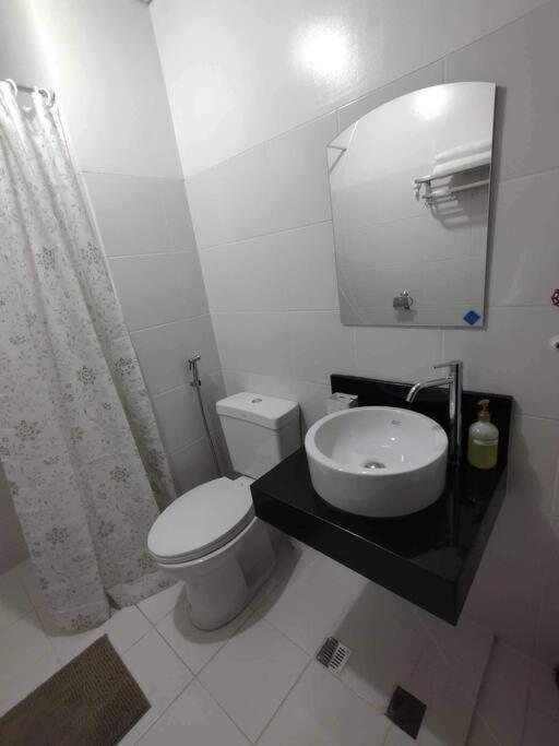 Apartment 1br Unit At The Rochester Manila