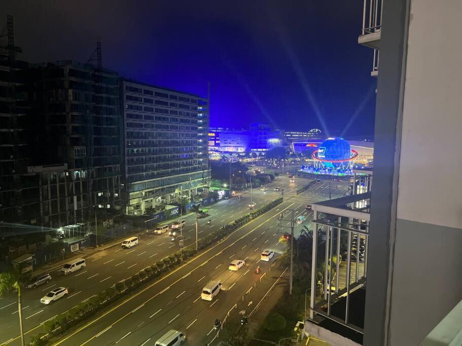Shell Infront Mall Of W/ Netflix Wifi Apartment