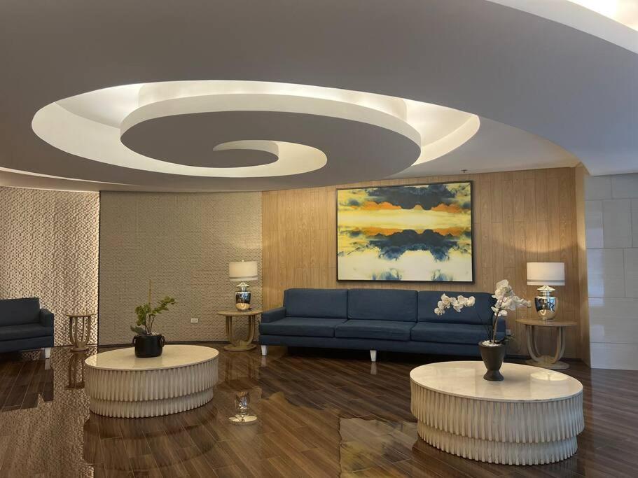 Shell Infront Mall Of W/ Netflix Wifi Apartment *