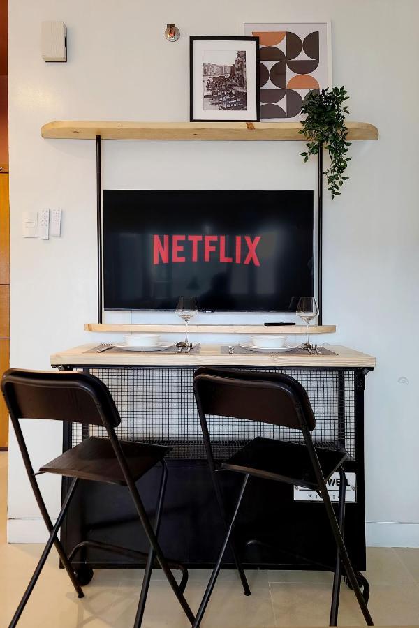 Relaxing Bgc Business Ready With 84inch Cinema Apartment Manila