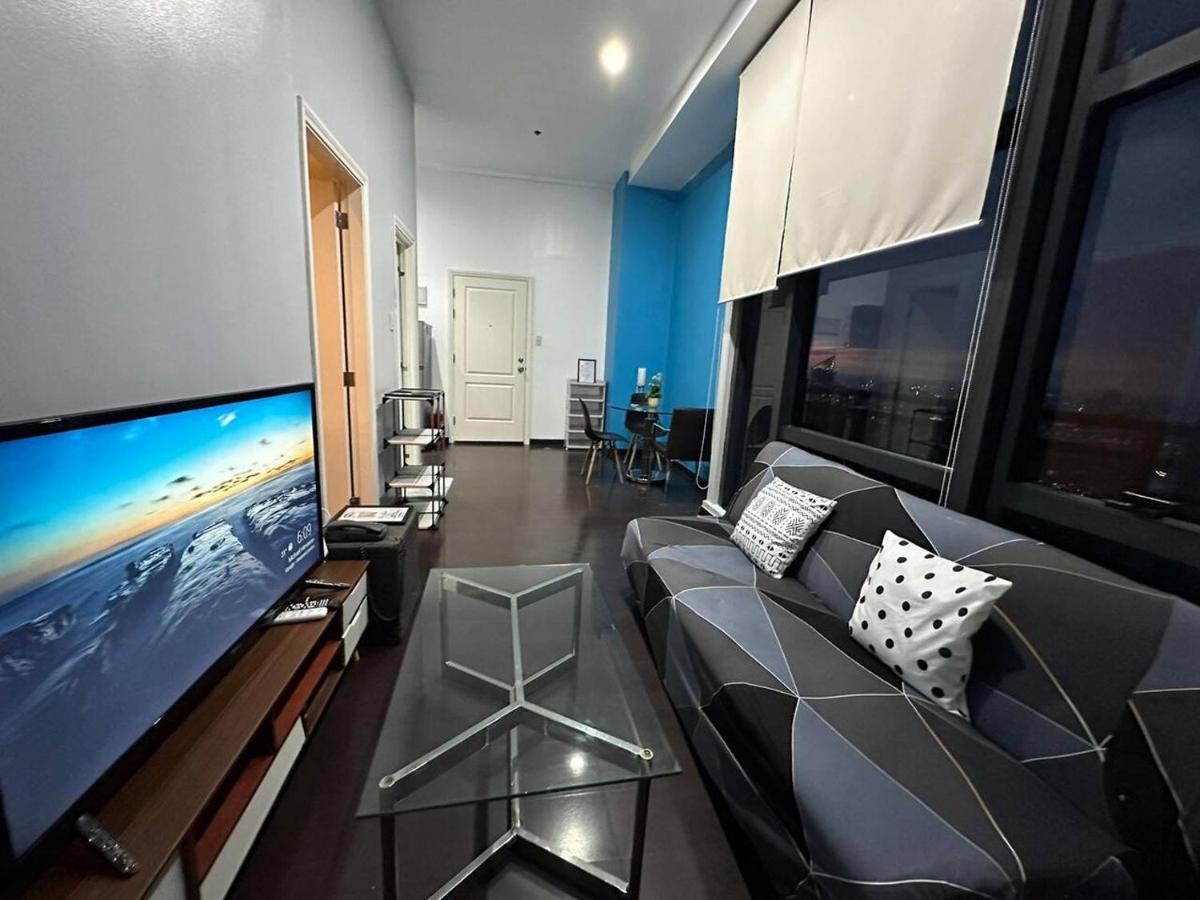 Homestyle Rare Find Corner Penthouse In The Gramercy Residences Apartment