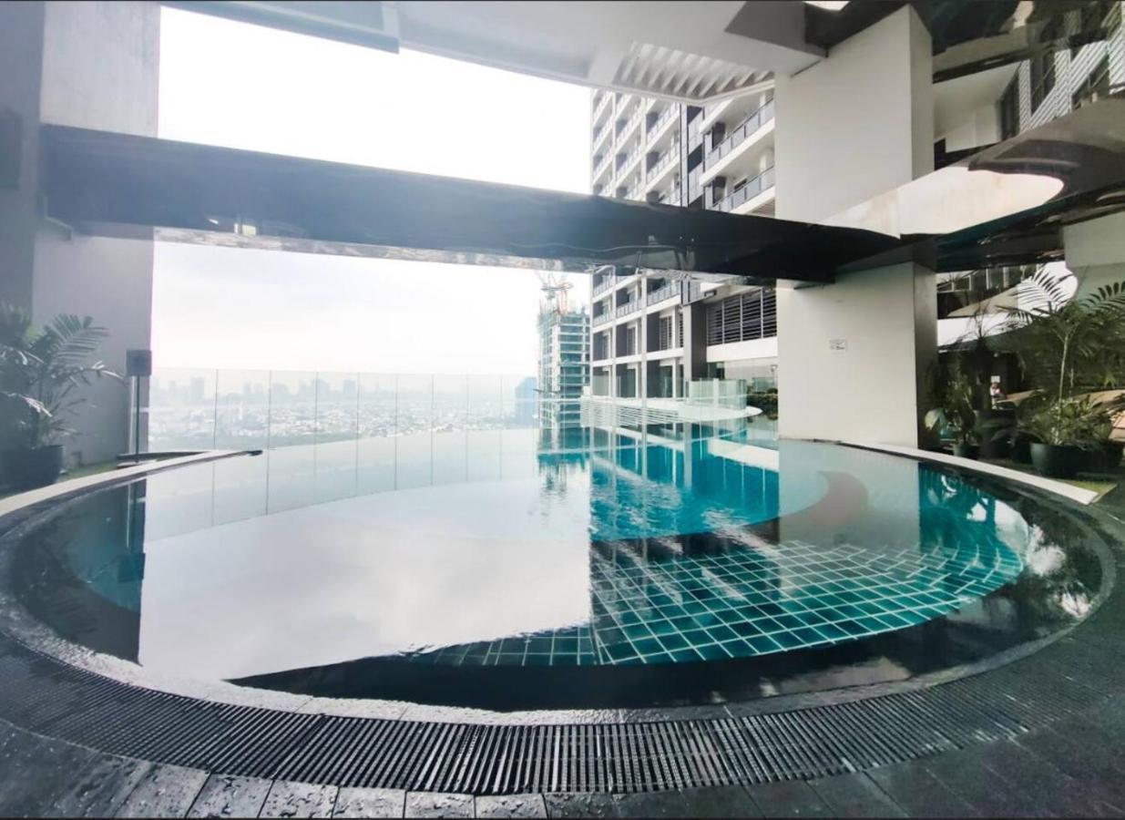 Homestyle Rare Find Corner Penthouse In The Gramercy Residences *