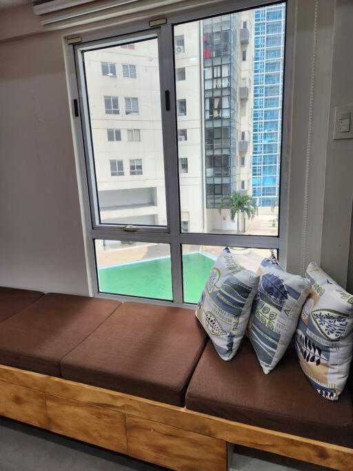 Bgc Rustic-themed Loft W/ Pool View 200mbps * Manila