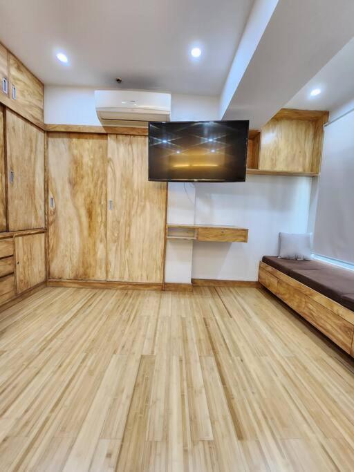 Bgc Rustic-themed Loft W/ Pool View 200mbps Apartment Manila