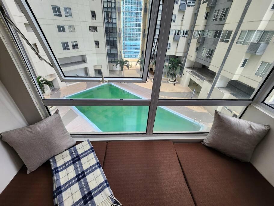 Bgc Rustic-themed Loft W/ Pool View 200mbps Apartment Manila