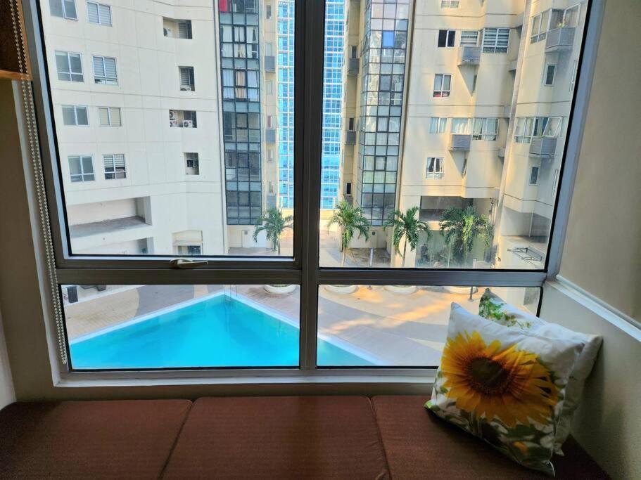 Bgc Rustic-themed Loft W/ Pool View 200mbps Apartment