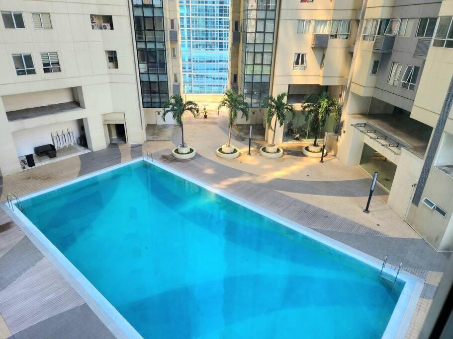 Bgc Rustic-themed Loft W/ Pool View 200mbps