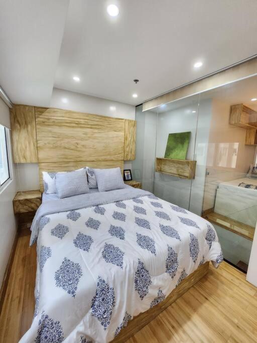 Bgc Rustic-themed Loft W/ Pool View 200mbps Apartment *