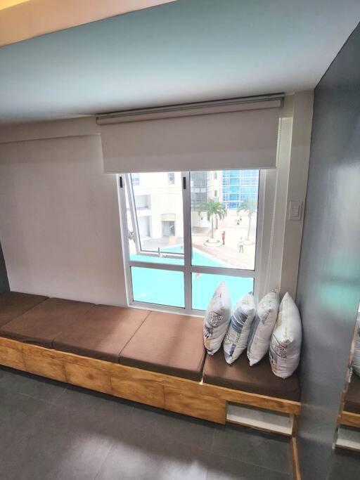 Apartment Bgc Rustic-themed Loft W/ Pool View 200mbps