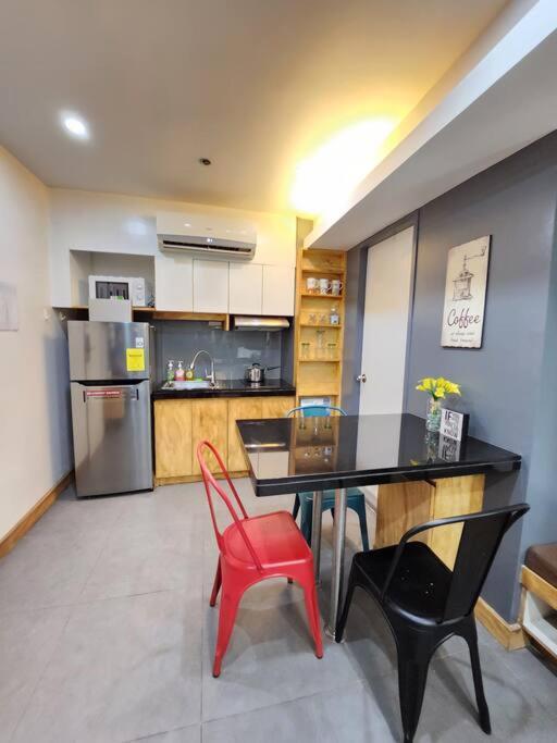 Apartment Bgc Rustic-themed Loft W/ Pool View 200mbps