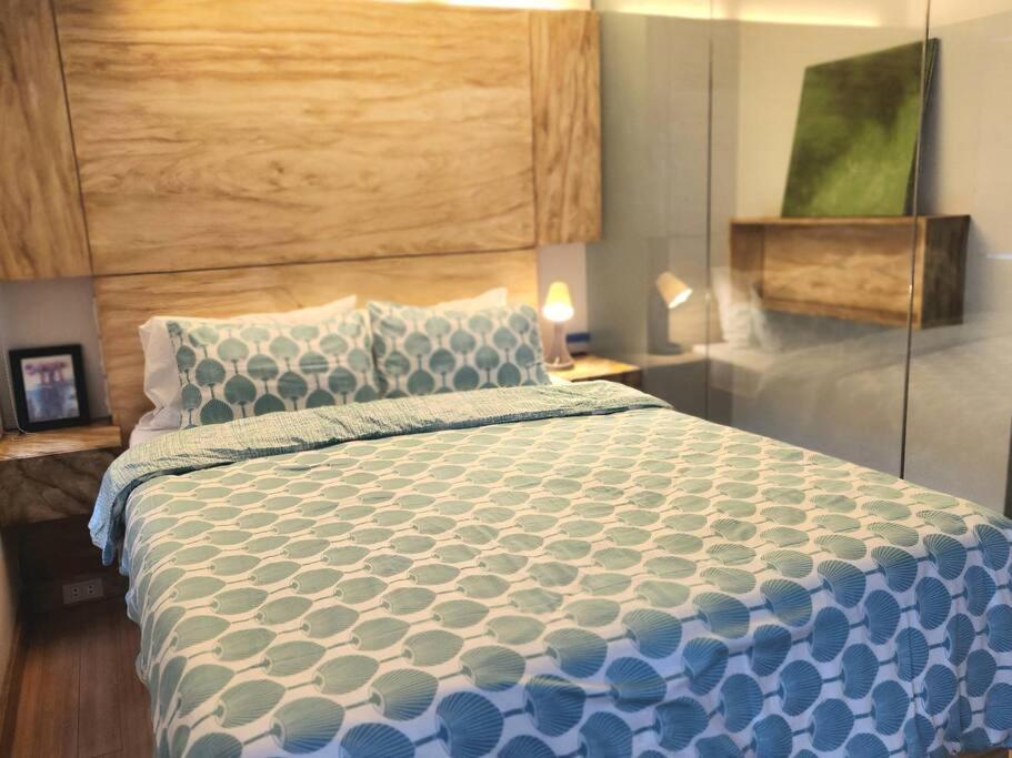 Apartment Bgc Rustic-themed Loft W/ Pool View 200mbps Manila