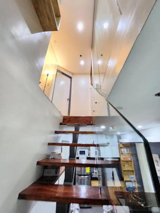Bgc Rustic-themed Loft W/ Pool View 200mbps Apartment Manila