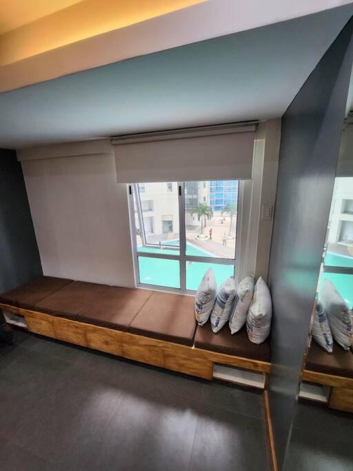 Bgc Rustic-themed Loft W/ Pool View 200mbps Apartment