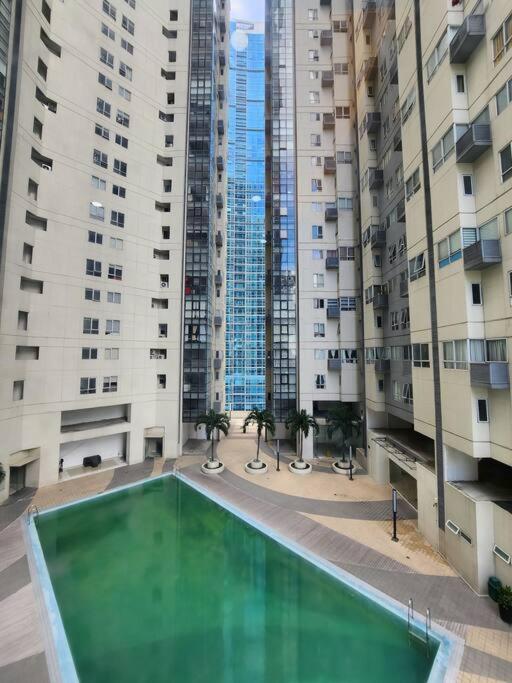Bgc Rustic-themed Loft W/ Pool View 200mbps *