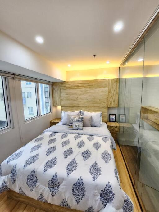 Bgc Rustic-themed Loft W/ Pool View 200mbps Apartment *