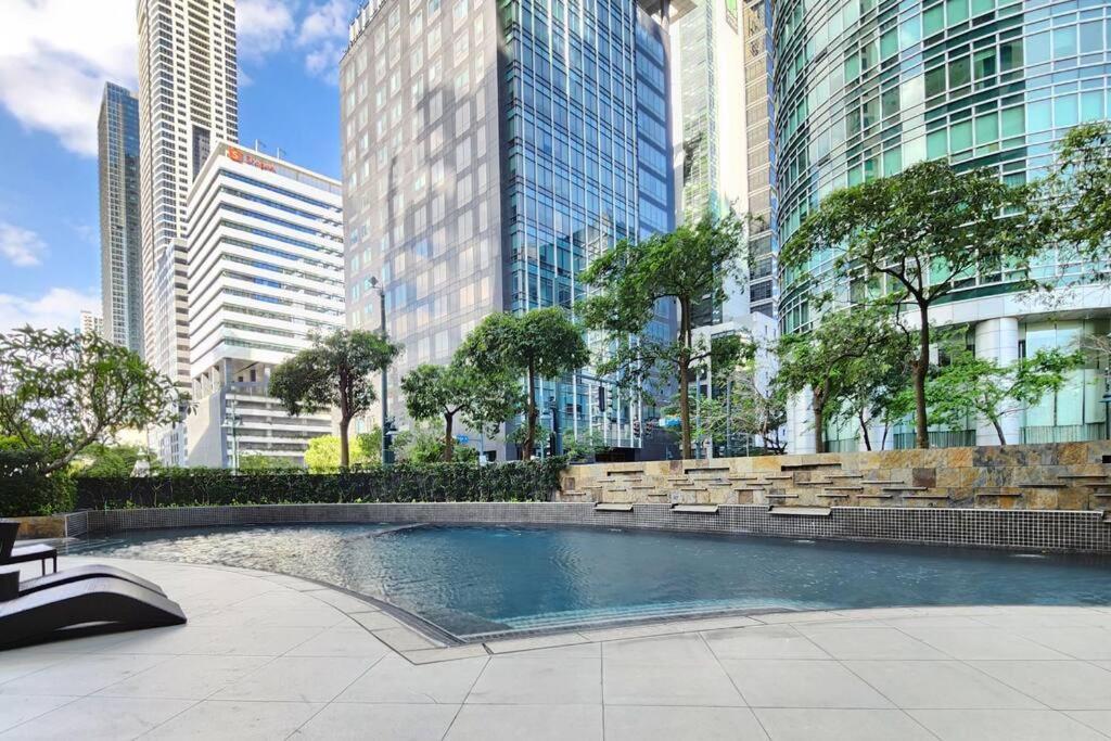 Bgc Avant At The Cosy And Vibrant 2br Near Burgos Circle Apartment Manila