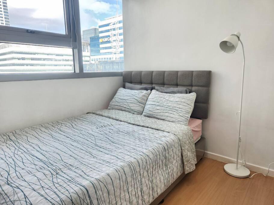 Bgc Avant At The Cosy And Vibrant 2br Near Burgos Circle Manila