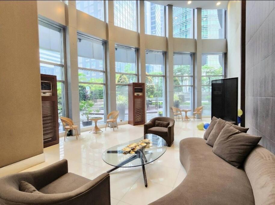 Bgc Avant At The Cosy And Vibrant 2br Near Burgos Circle Manila