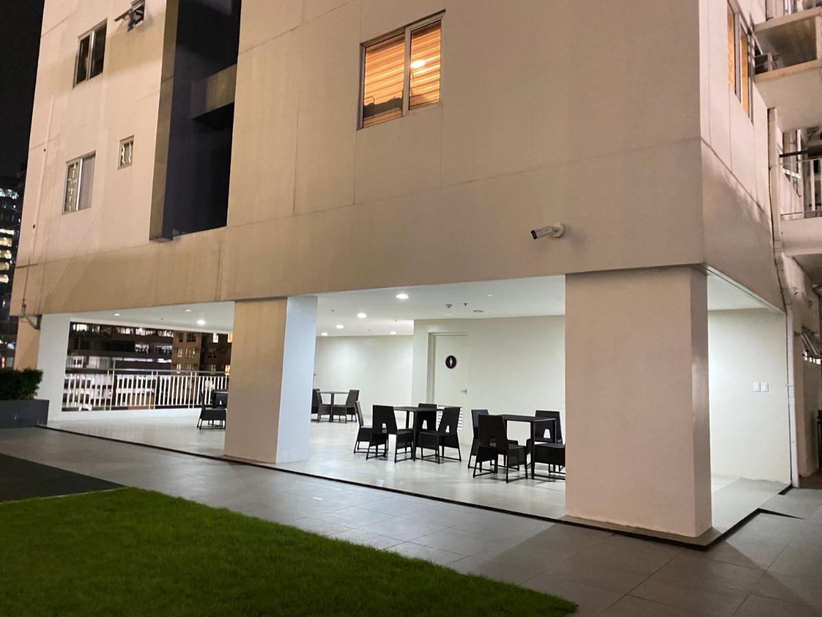 Elegant Bgc With View Apartment