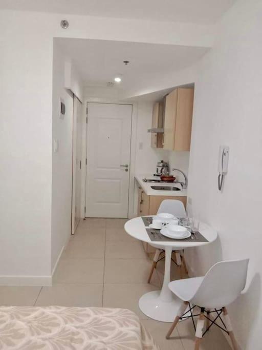 Feby Staycation Apartment Manila