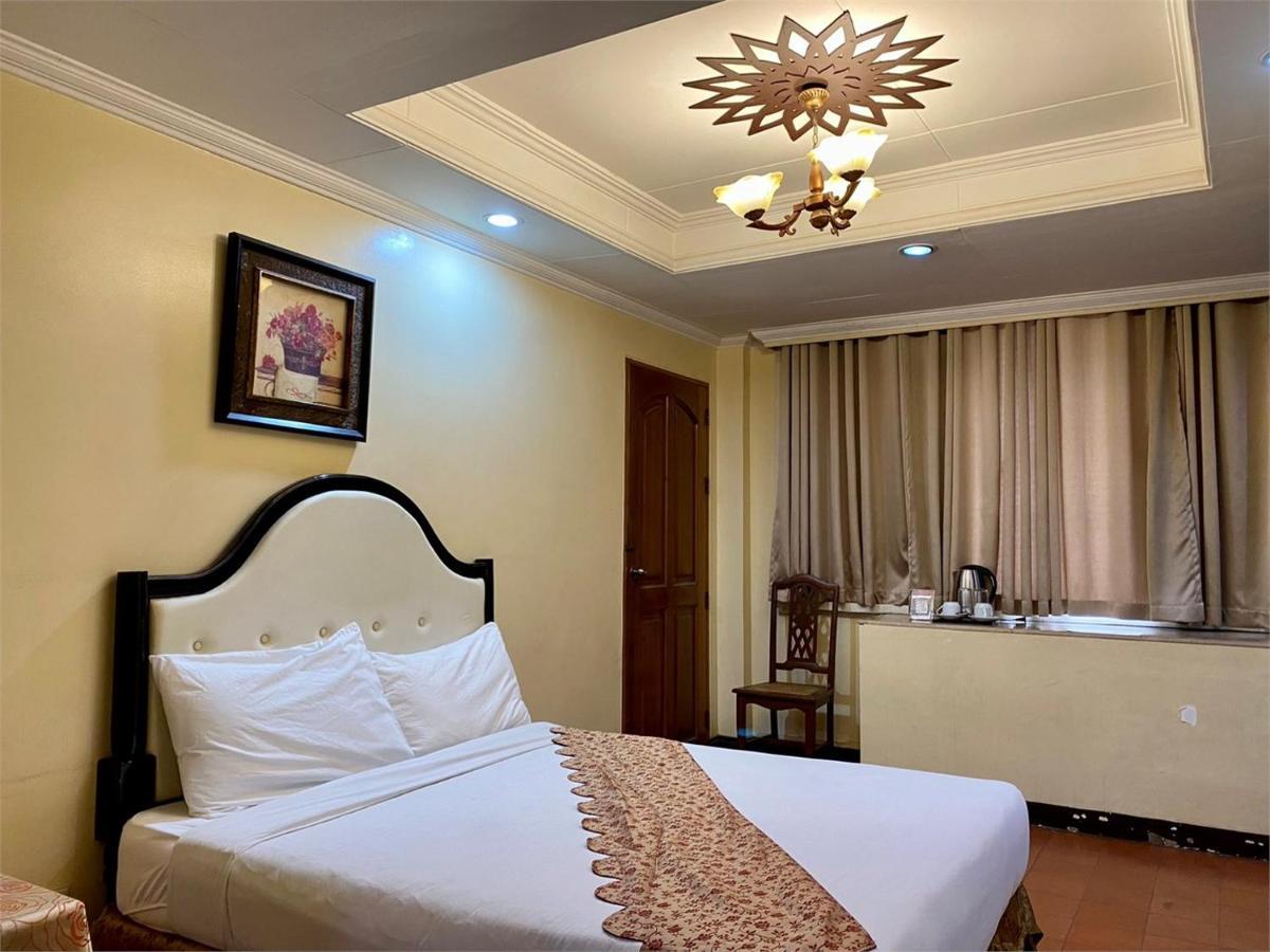 White Knight Intramuros Hotel 2*