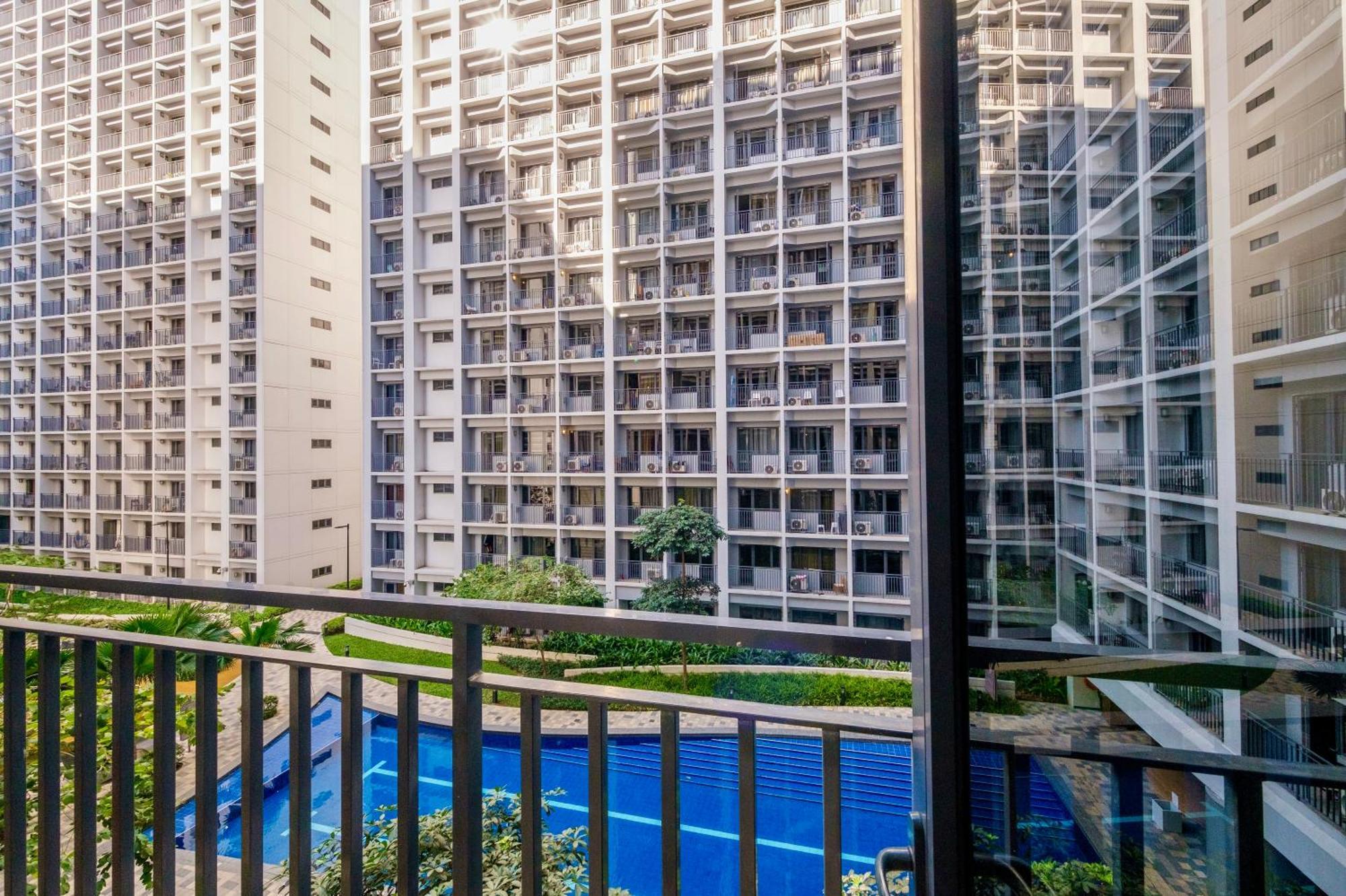 Apartment Mall Of With Balcony Facing Pool @ Shore2 Manila