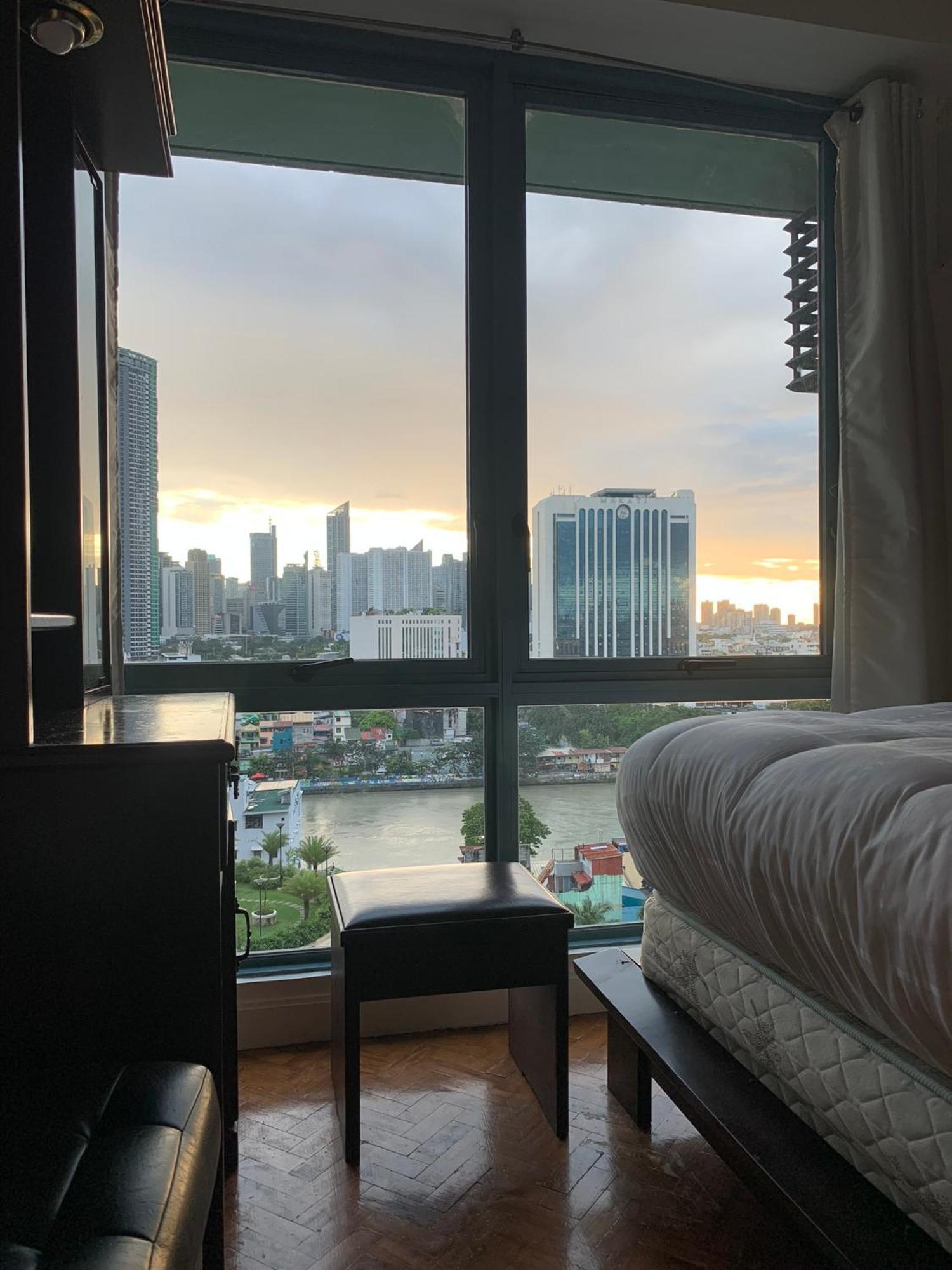 Makati Cbd 2 Bedroom Apartment *