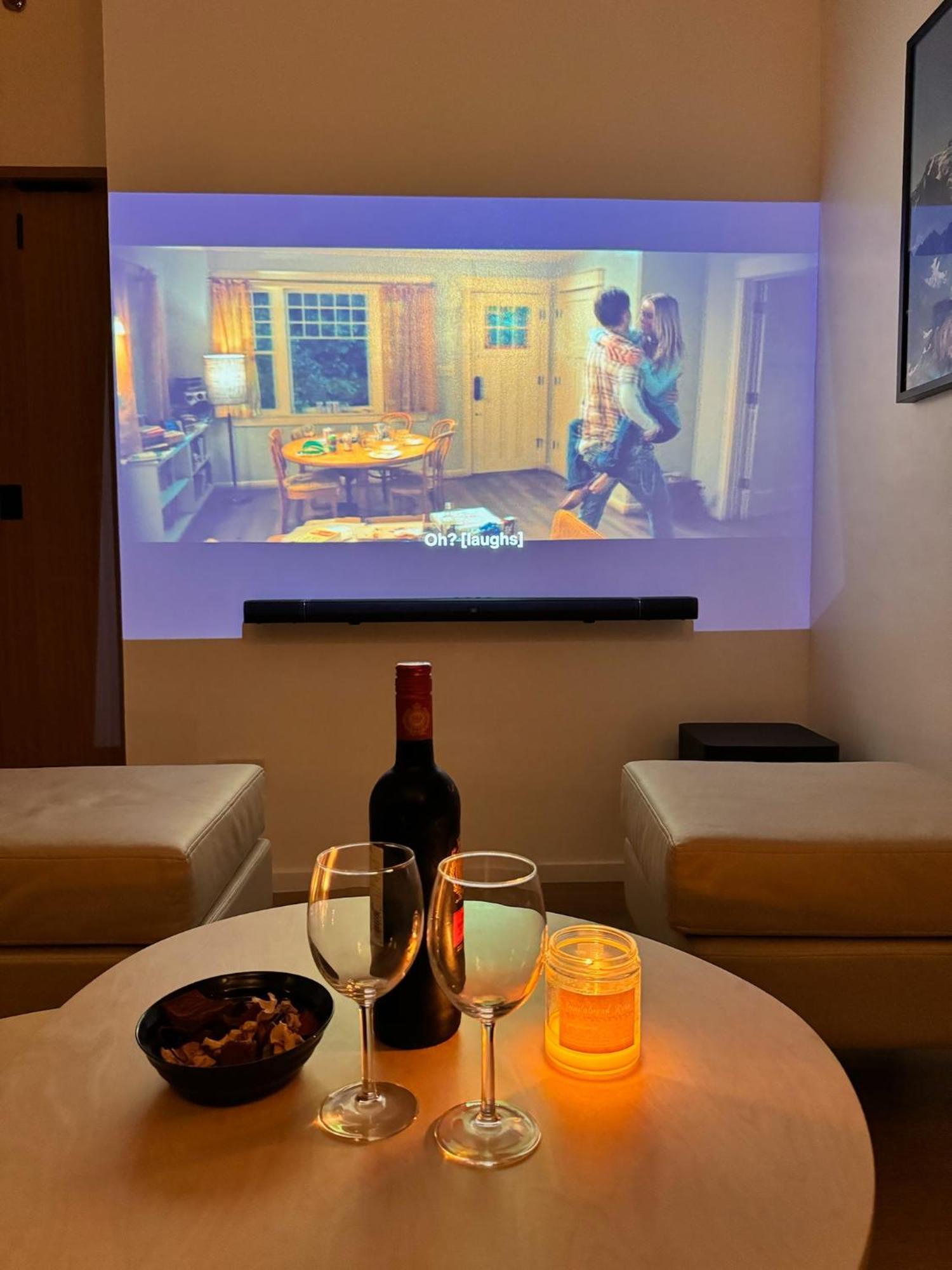 Stylish Staycation Near Bgc W/ Cinema Apartment *