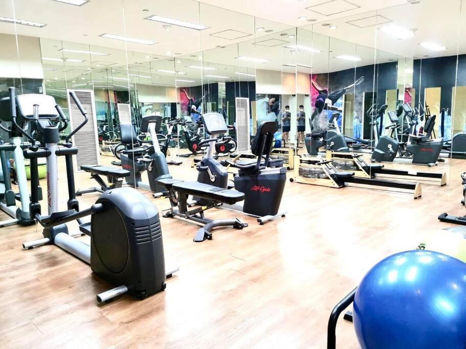 Bgc Stays+free Pool&gym Access,200 Mbps Manila