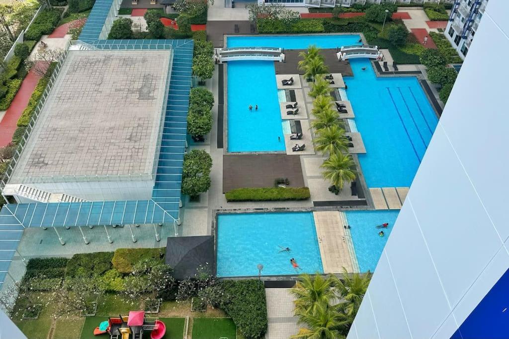 Meowcation In Makati Apartment Manila