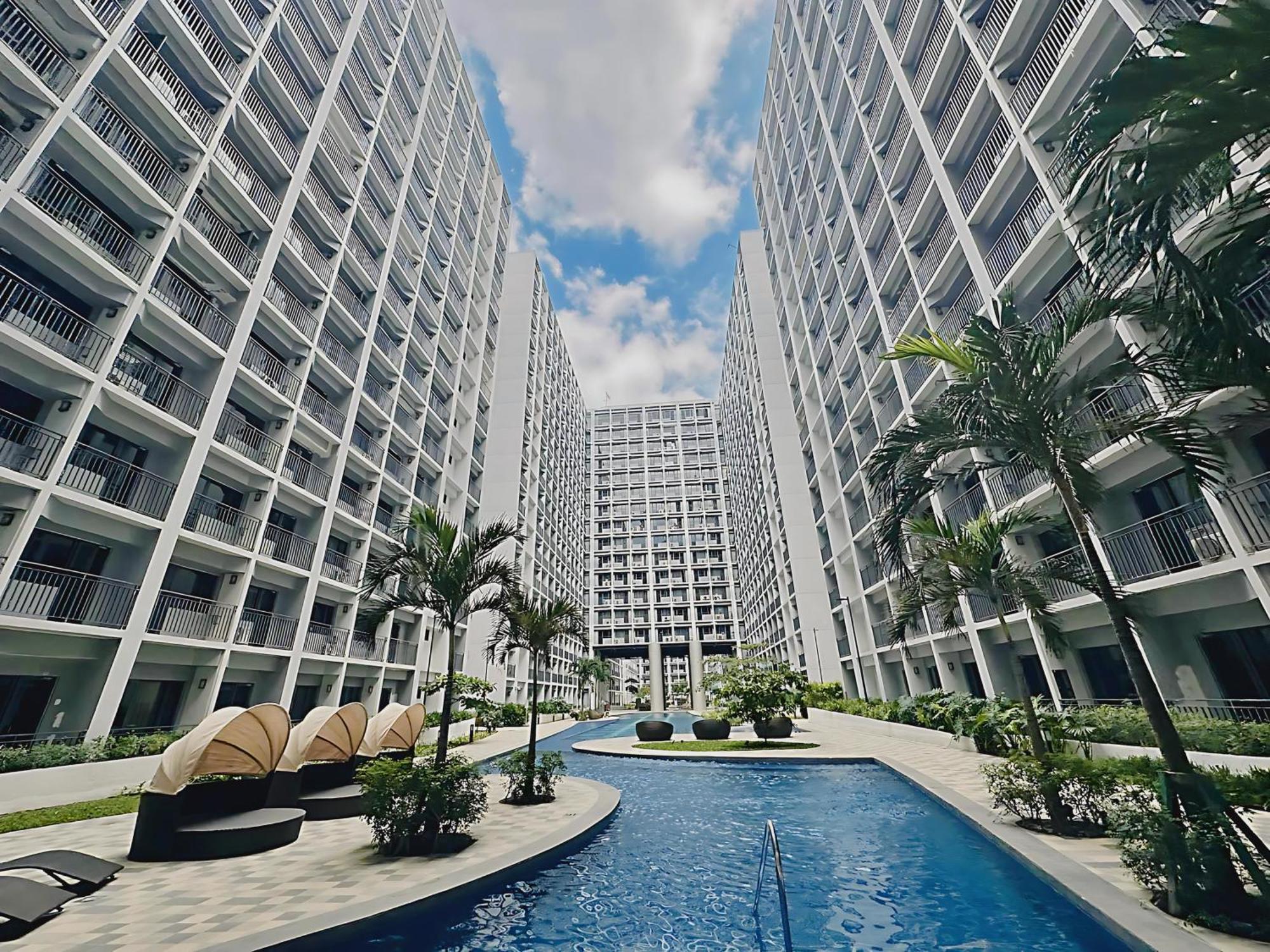 Apartment Mall Of With Balcony Facing Pool @ Shore2 *