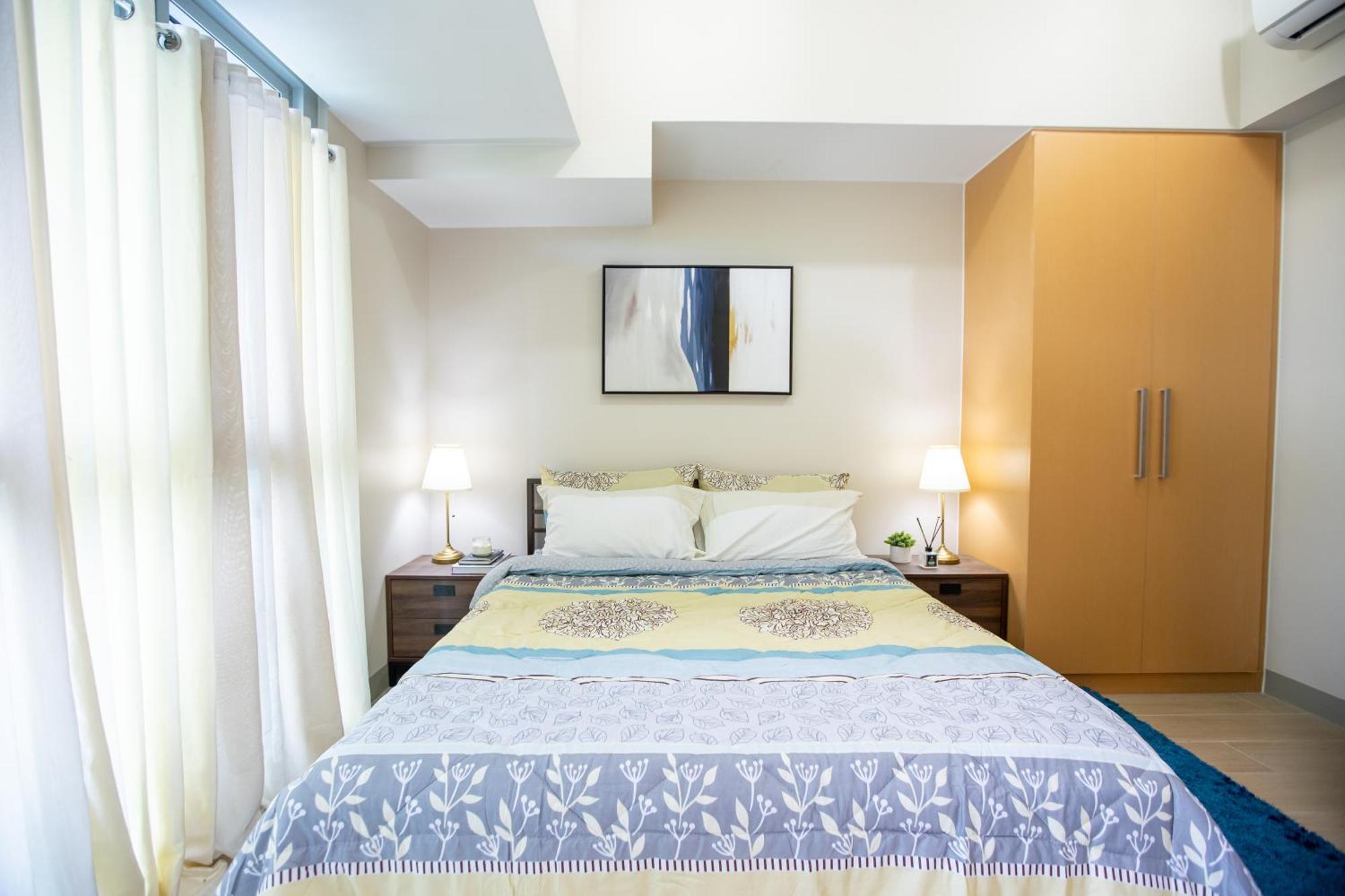 Cozy 1br With Balcony And Netflix In Uptown Bgc Apartment Manila