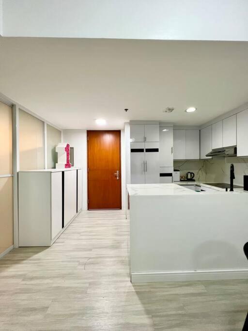 Apartment Suzi Bgc With Sauna, Gym, Netflix, Pool & High Speed Internet *