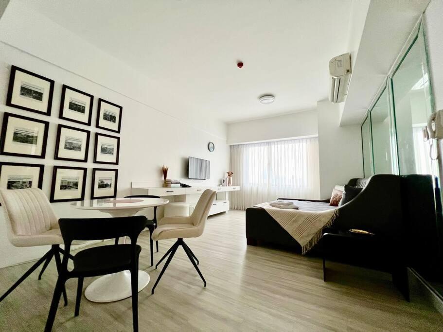 Suzi Bgc With Sauna, Gym, Netflix, Pool & High Speed Internet * Manila
