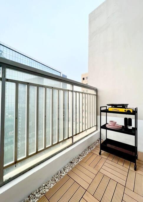 Apartment Suzi Bgc With Sauna, Gym, Netflix, Pool & High Speed Internet *