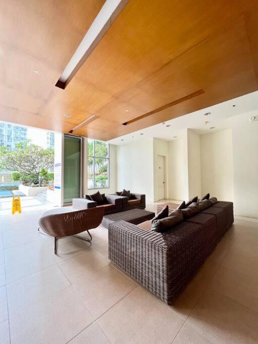 Apartment Suzi Bgc With Sauna, Gym, Netflix, Pool & High Speed Internet Manila