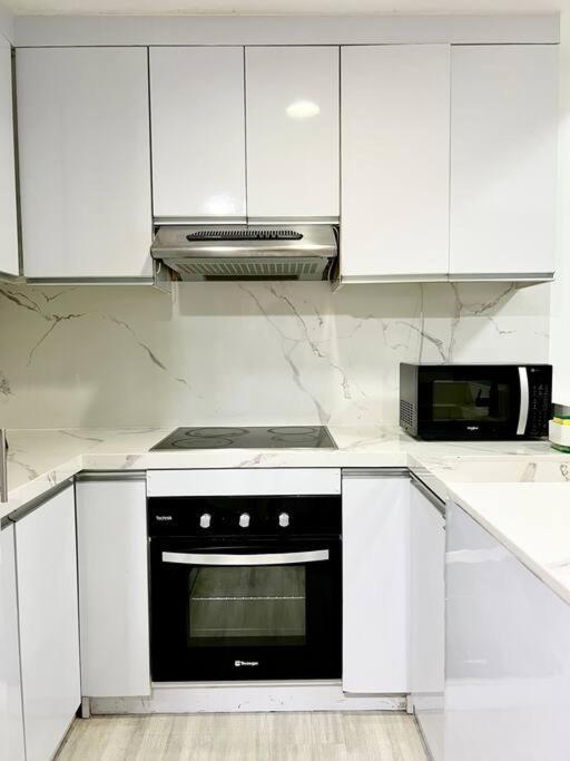 Apartment Suzi Bgc With Sauna, Gym, Netflix, Pool & High Speed Internet *