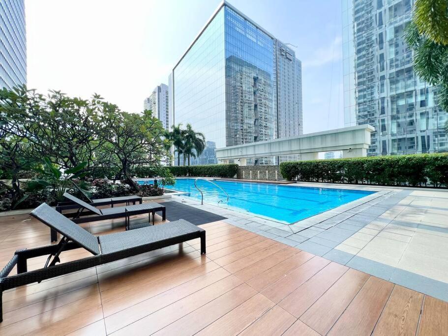 Suzi Bgc With Sauna, Gym, Netflix, Pool & High Speed Internet Apartment *