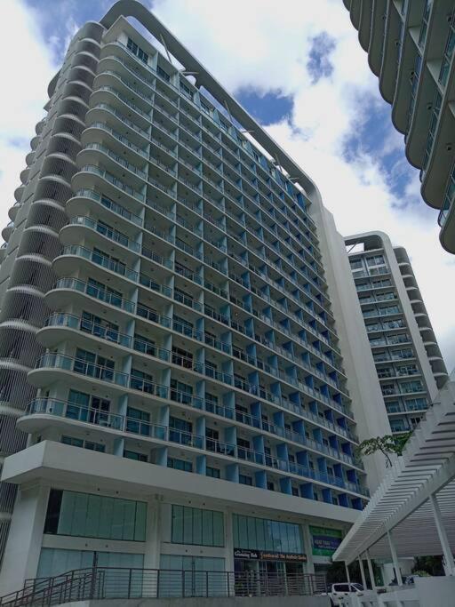 Affordable Staycation In Azure Apartment
