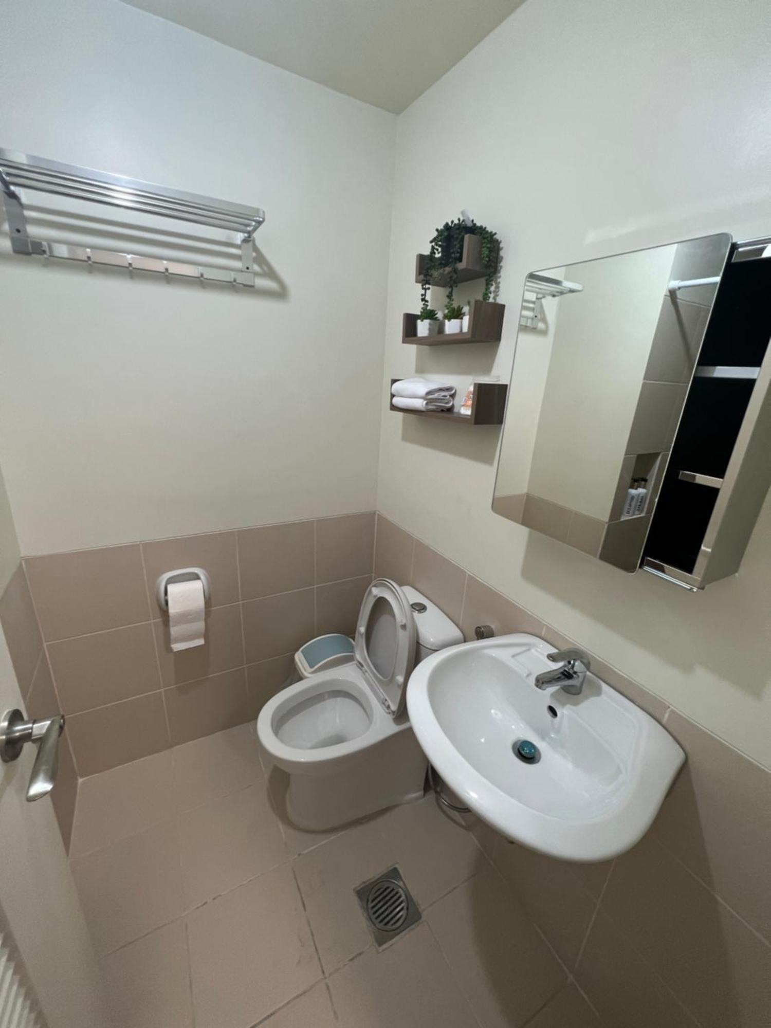 Near Bgc Makati Ortigas 1br Wi-fi Netflix Balcony * Manila