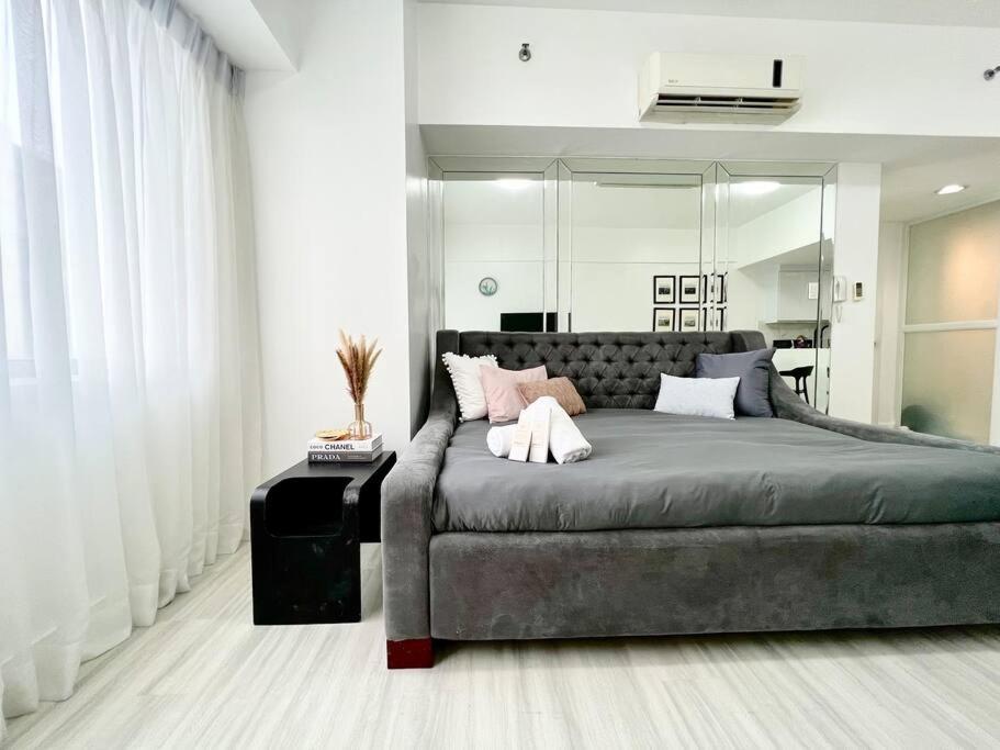 Suzi Bgc With Sauna, Gym, Netflix, Pool & High Speed Internet Apartment Manila