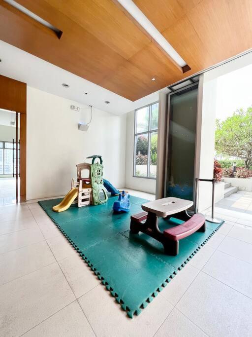 Suzi Bgc With Sauna, Gym, Netflix, Pool & High Speed Internet Apartment
