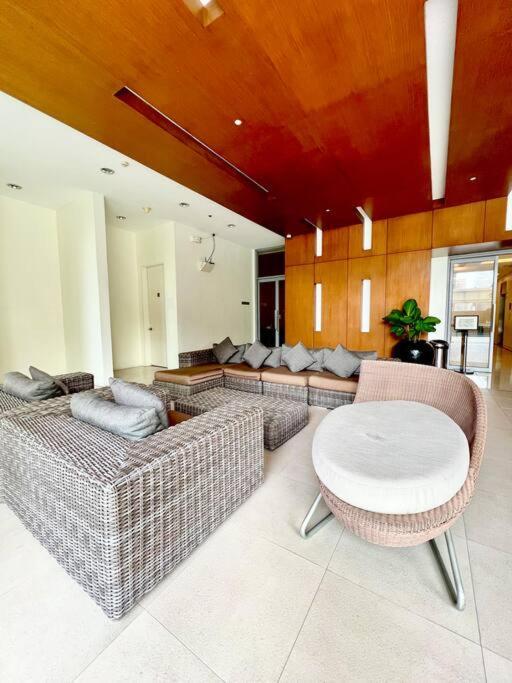 Suzi Bgc With Sauna, Gym, Netflix, Pool & High Speed Internet