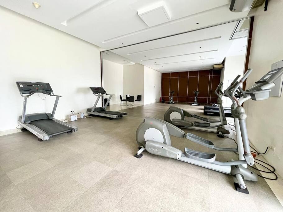 Suzi Bgc With Sauna, Gym, Netflix, Pool & High Speed Internet Apartment