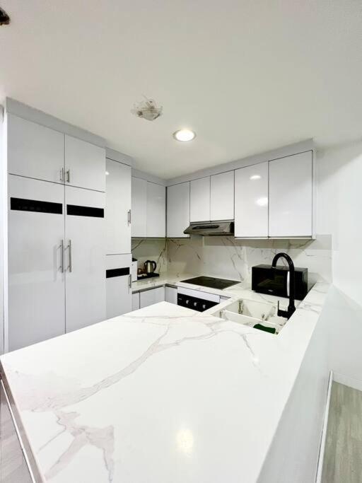 Suzi Bgc With Sauna, Gym, Netflix, Pool & High Speed Internet Apartment Manila