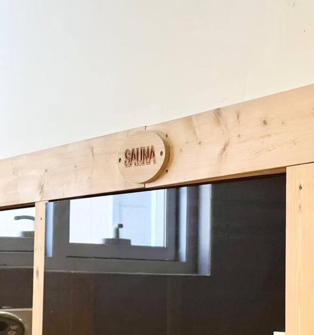 Suzi Bgc With Sauna, Gym, Netflix, Pool & High Speed Internet Manila